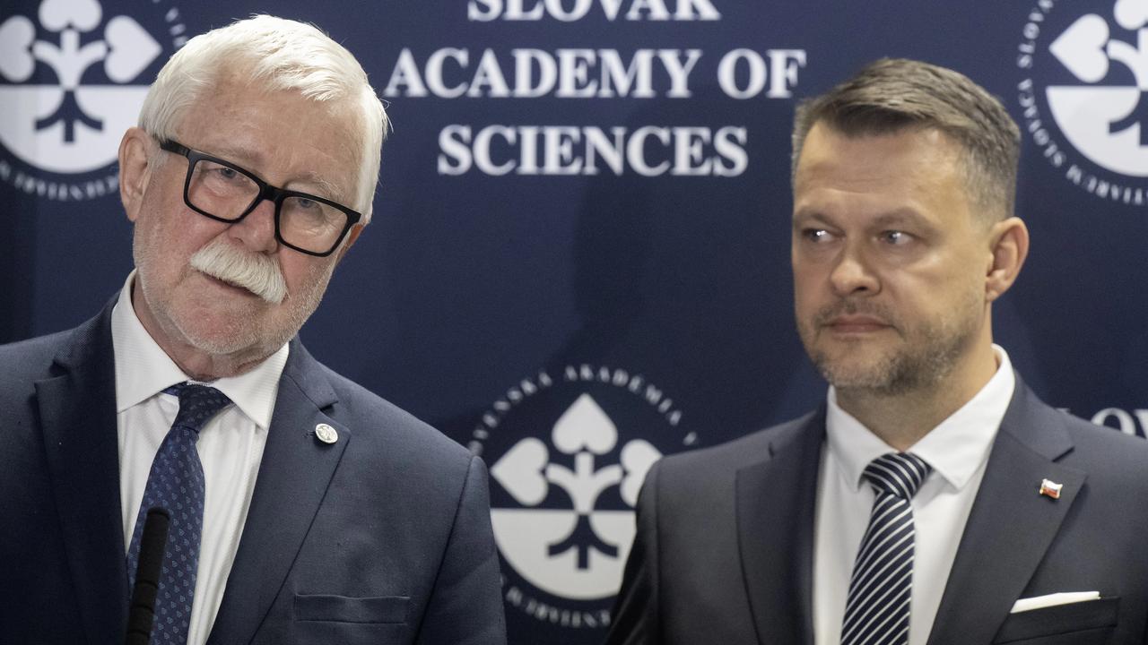 Na snímke sprava minister investícií, regionálneho rozvoja a informatizácie Samuel Migaľ (nezávislý) a  predseda Slovenskej akadémie vied (SAV) Pavol Šajgalík.