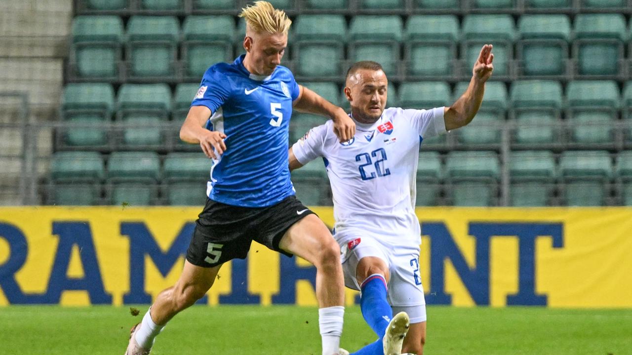 Na snímke zľava Rocco Shein (Estónsko) a Peter Pekarík (Slovensko) v zápase 1. kola C-divízie 1. skupiny futbalovej Ligy národov vo futbale Estónsko - Slovensko v Tallinne.