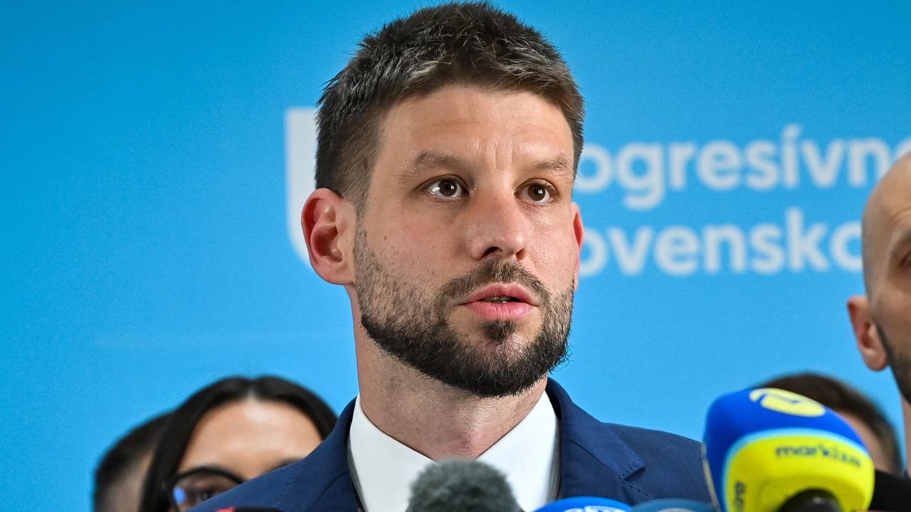 Na snímke uprostred predseda Progresívneho Slovenska (PS) Michal Šimečka počas tlačovej konferencie