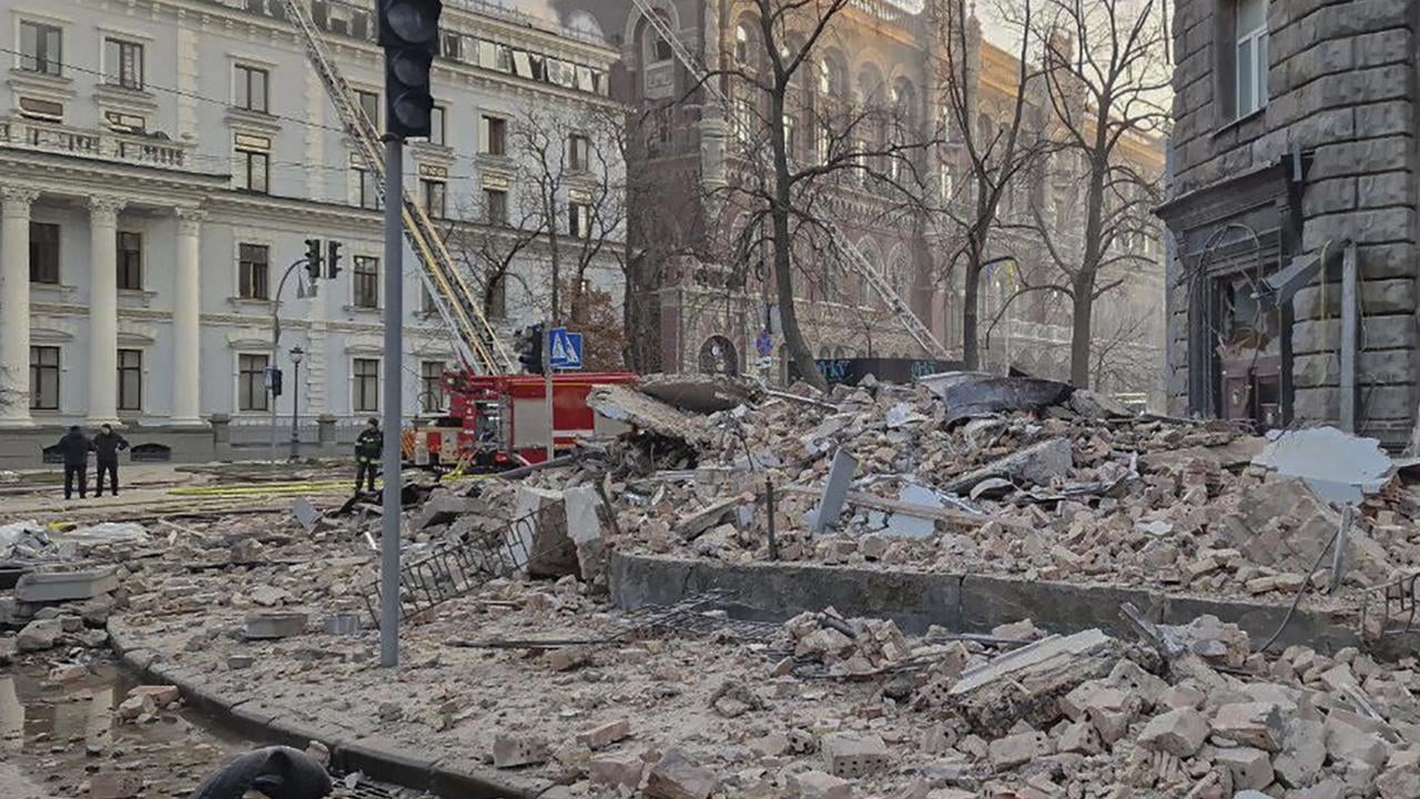 Trosky ležia na ulici z neďalekých zničených budov len niekoľko stoviek metrov od ukrajinského prezidentského úradu po ruskom dronovom útoku na ukrajinskú metropolu Kyjev 1. januára 2025.