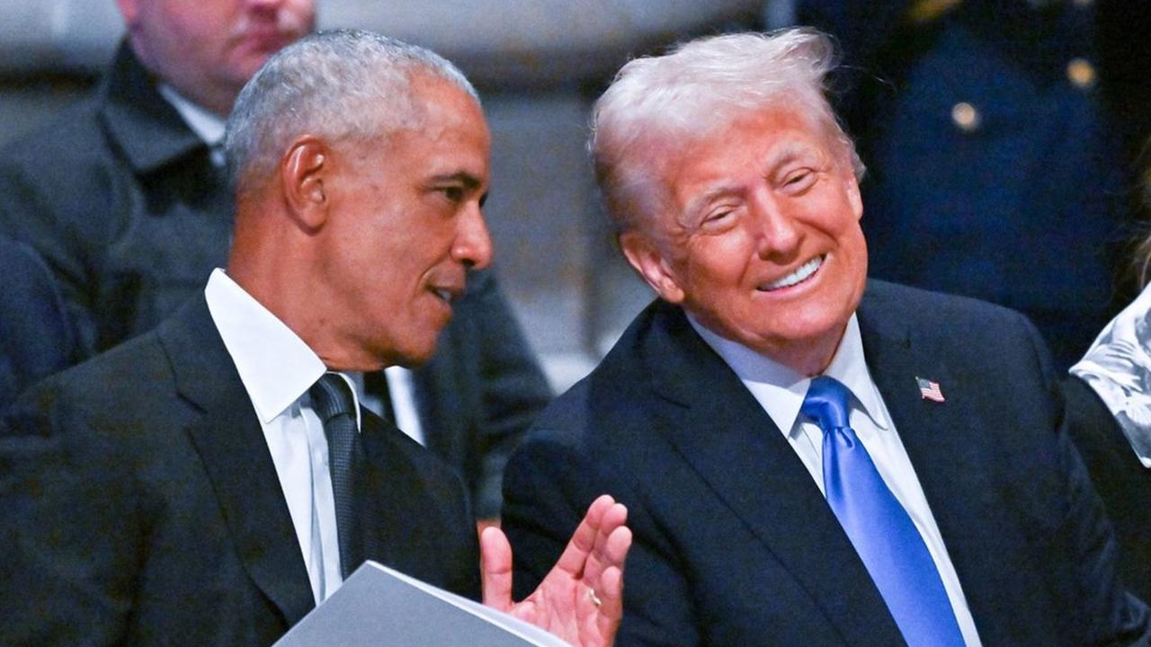 Barack Obama a Donald Trump na Carterovom pohrebe. 