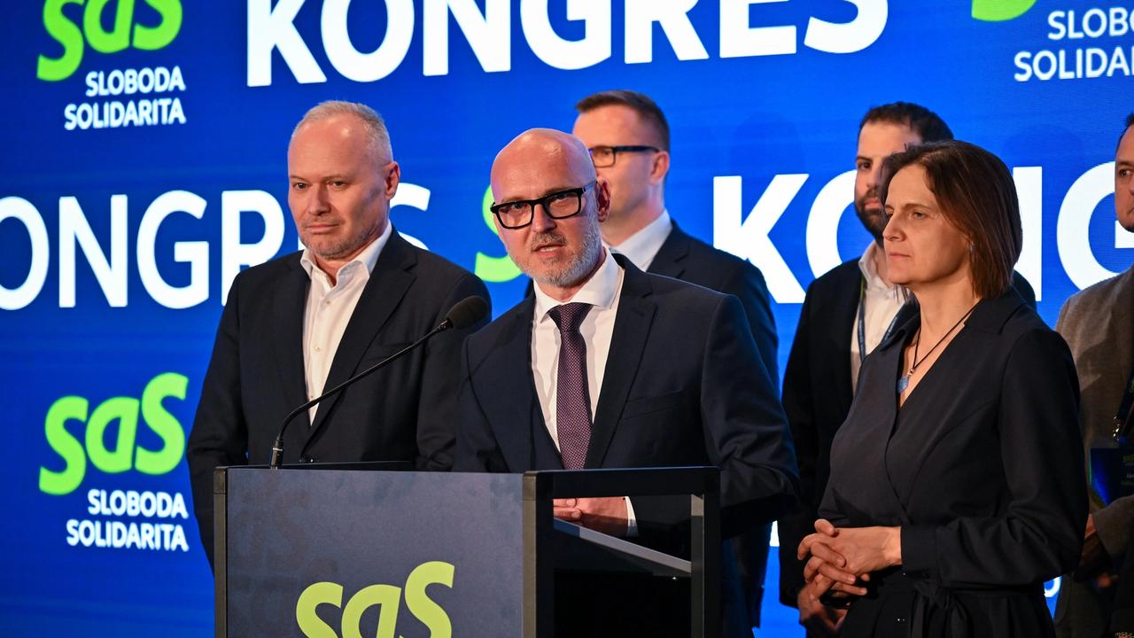 Na snímke v popredí zľava člen strany Sloboda a Solidarita (SaS) Roman Foltin, predseda SaS Branislav Gröhling a členka strany SaS Mária Kolíková počas tlačovej konferencie po skončení kongresu strany SaS v Bratislave v sobotu 5. apríla 2025. FOTO TASR - Pavel Neubauer