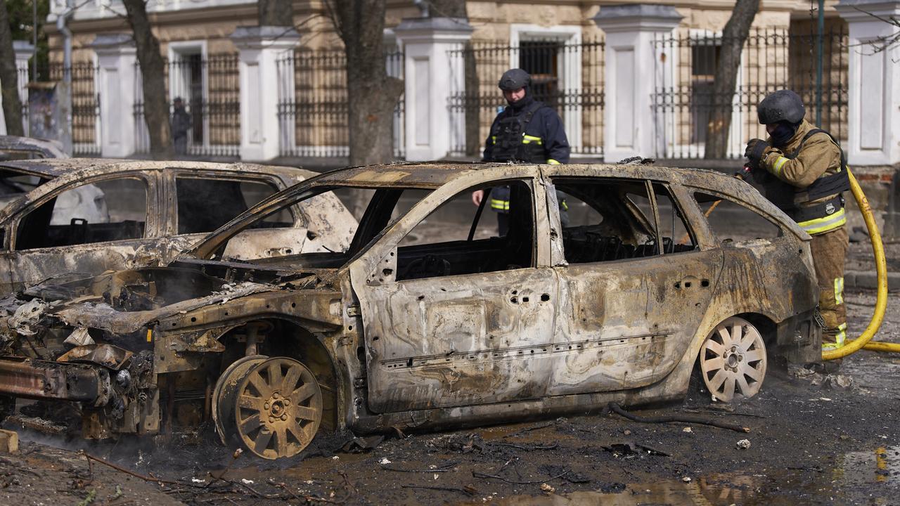 Najmenej 35 ľudí zabil a ďalších minimálne 84 osôb zranil ruský raketový útok na Sumy v nedeľu dopoludnia. Rakety zasiahli centrum mesta, kde sa veriaci pripravovali osláviť Kvetnú nedeľu.
