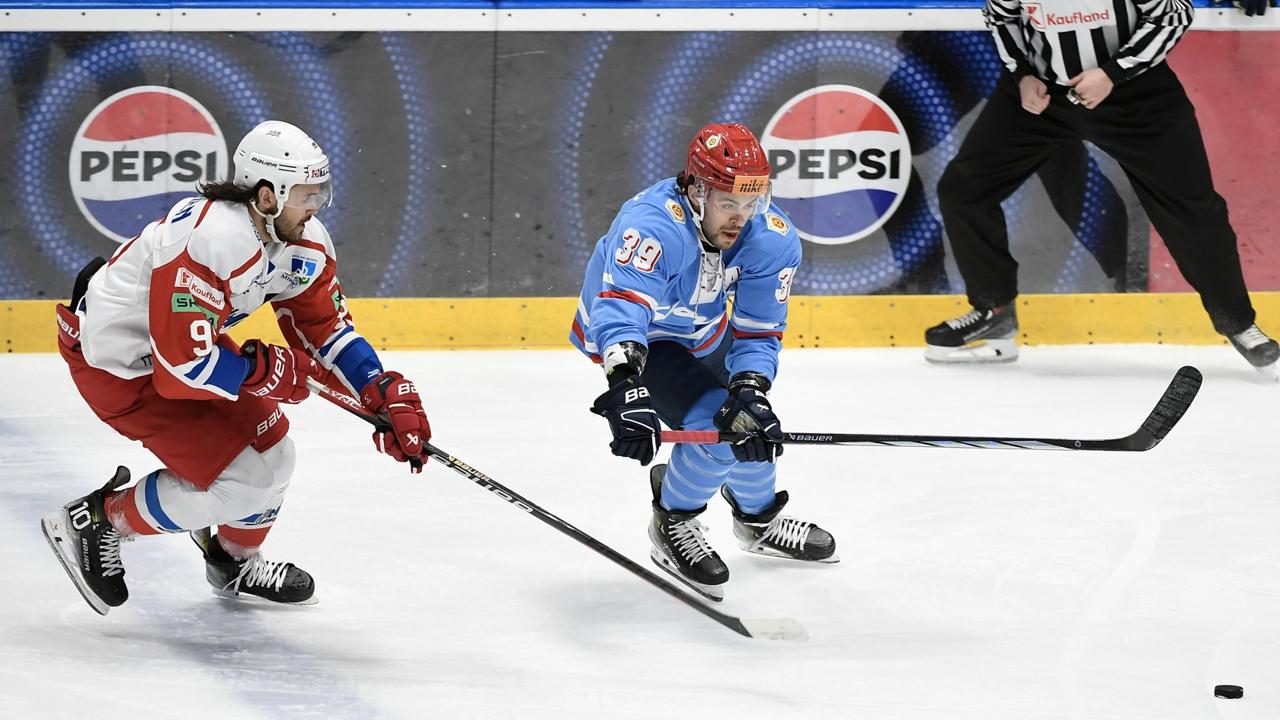 Na snímke vpravo Liam Pecararo (Slovan) a vľavo Severi Lahtinen (Liptovský Mikuláš) počas 50. kola hokejovej Tipos extraligy HC Slovan Bratislava – HK 32 Liptovský Mikuláš v piatok 8. marca 2024 v Bratislave. FOTO TASR - Pavel Neubauer



