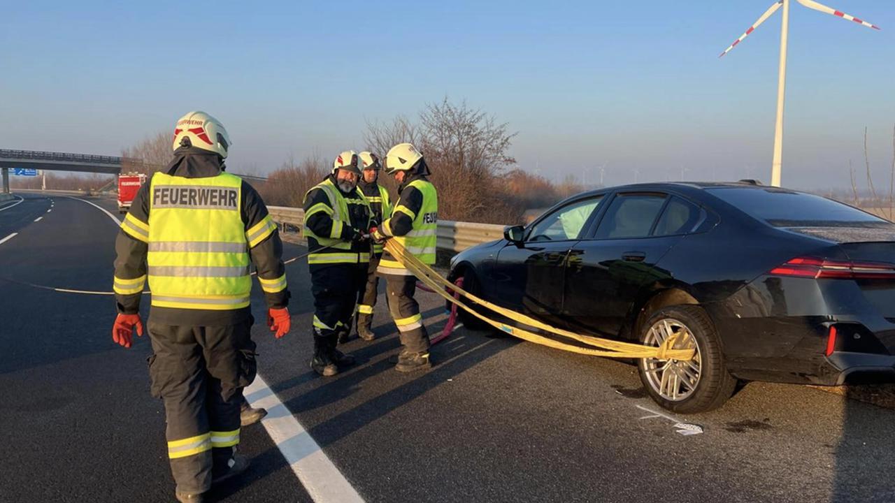 V piatok ráno okolo štvrtej 28-ročný opitý vodič z Viedne a bez vodičského oprávnenia vpálil na rakúskej diaľnici A6 pri Parndorfe pri slovenských hraniciach do auta vezúceho slovenské opatrovateľky na pracovný turnus do Rakúska. Jedna z nich silný náraz neprežila. 