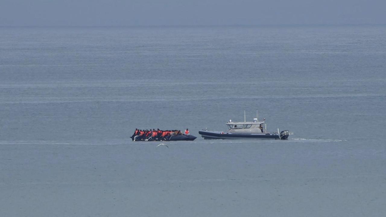 JB 12 Boulogne-Sur-Mer - Loď so zachránenými migrantmi je eskortovaná plavidlom francúzskej pobrežnej hliadky pri pláži Wimereux vo  francúzskom meste Boulogne-Sur-Mer 4. septembra 2024 počas záchrannej operácie pri prevrátení lode s migrantmi v Lamanšskom prielive. Najmenej 12 ľudí sa v utorok utopilo pri prevrátení plavidla s desiatkami migrantov v Lamanšskom prielive pri pobreží severného Francúzska. Uviedol to francúzsky minister vnútra Gérald Darmanin s tým, že stále prebieha záchranná oper