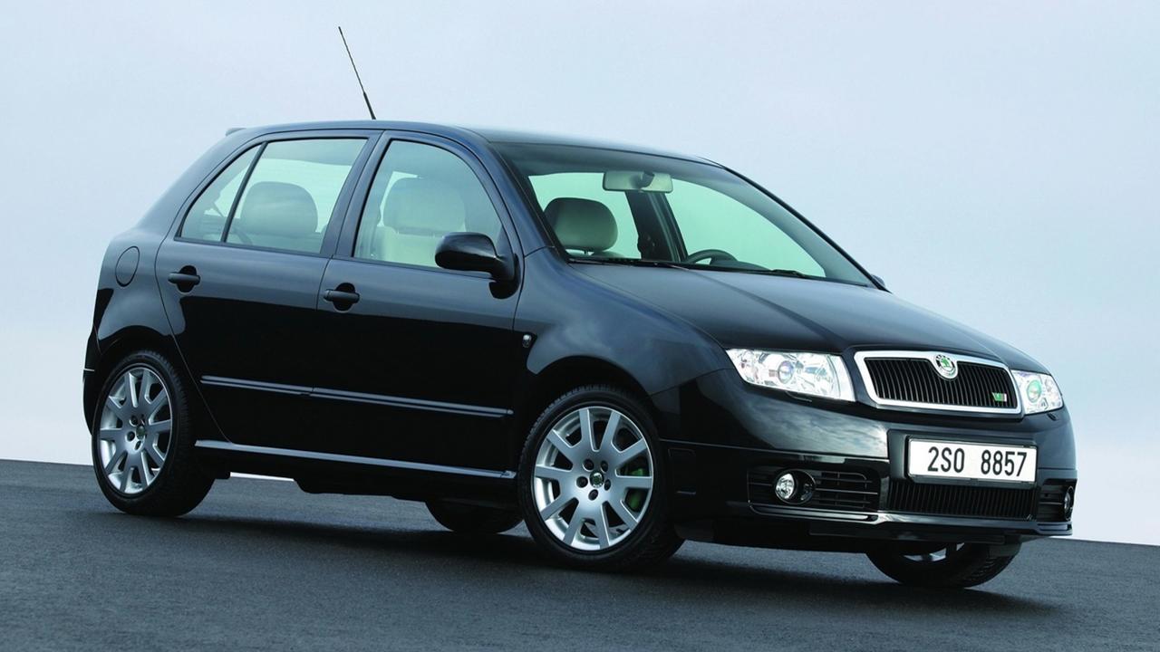 Športová Fabia RS prvej generácie mala motor 1,9 TDI-PD (95 kW / 130 k) a dosahovala rýchlosť 206 km/h