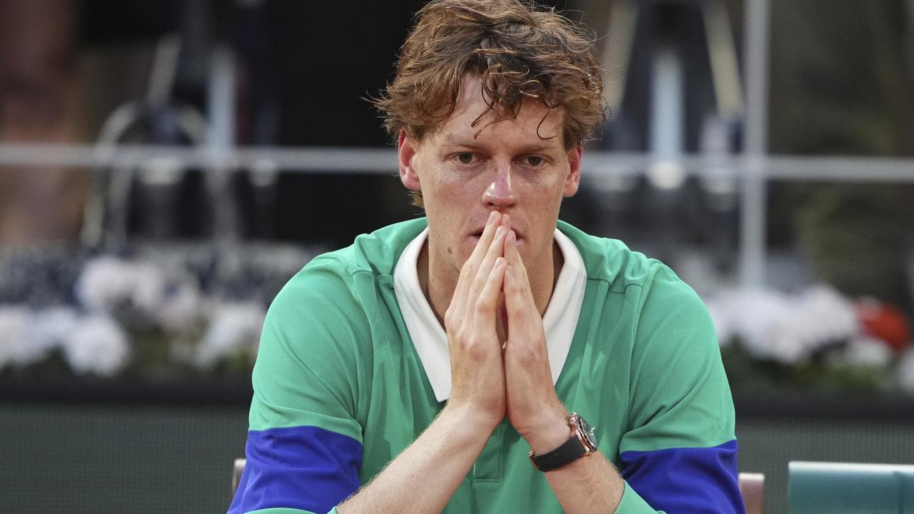 Taliansky tenista Jannik Sinner po finálovom zápase na Roland Garros s Carlosom Alcarazom.