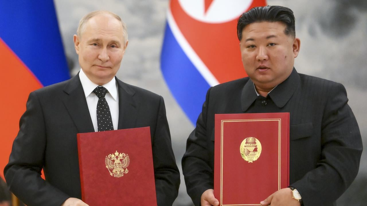 KK16 Pchjongjang - Na archívnej snímke z 19. júna 2024 ruský prezident Vladimir Putin (vľavo) a severokórejský vodca Kim Čong-un pózujú počas spoločného podpisu zmluvy o strategickom partnerstve v Pchjongjangu. Severná Kórea a Rusko  vo štvrtok 21. novembra 2024 v Pchjongjangu podpísali protokol o rozšírení spolupráce v oblasti ekonomiky, vedy a technológií. K podpisu dokumentu došlo  po rokovaní rusko-severokórejskej medzivládnej komisie. FOTO TASR/AP
FILE - Russian President Vladimir Putin, left, and North Korea's leader Kim Jong Un pose for a photo during a signing ceremony of the new partnership in Pyongyang, North Korea, on June 19, 2024. (Kristina Kormilitsyna, Sputnik, Kremlin Pool Photo via AP, File)