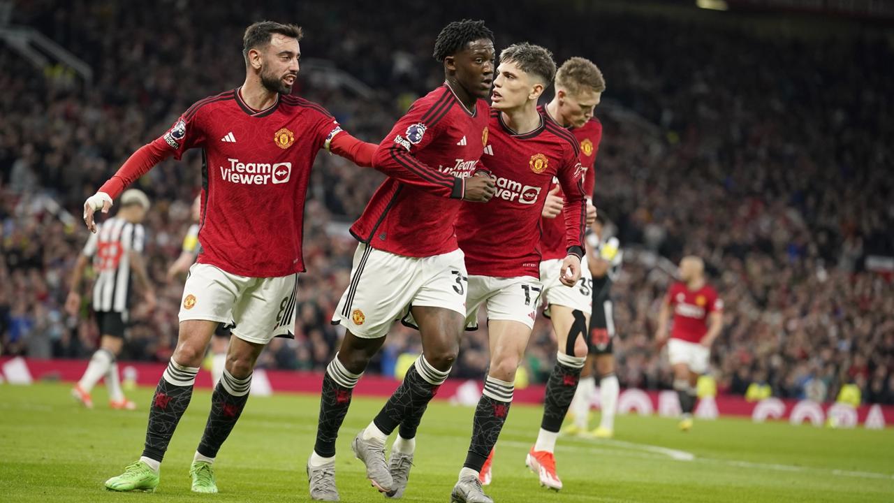 Na snímke uprostred sprava hráč United Kobbie Mainoo oslavuje svoj gól v dohrávke 34. kola anglickej Premier League vo futbale Manchester United - Newcastle United.