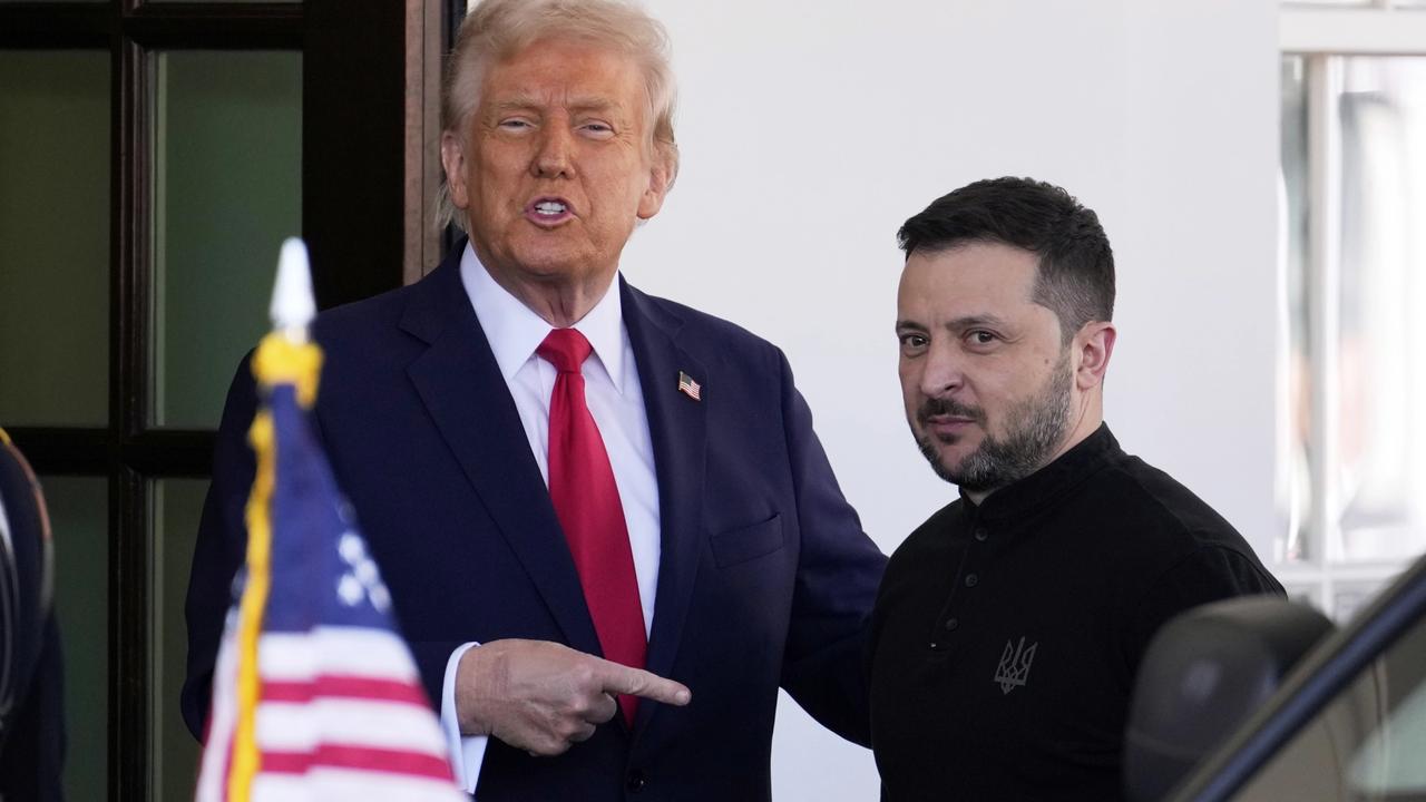 Americký prezident Donald Trump a ukrajinský prezident Volodymyr Zelenskyj počas stretnutia v Oválnej pracovni Bieleho domu vo Washingtone v piatok 28. februára 2025.
