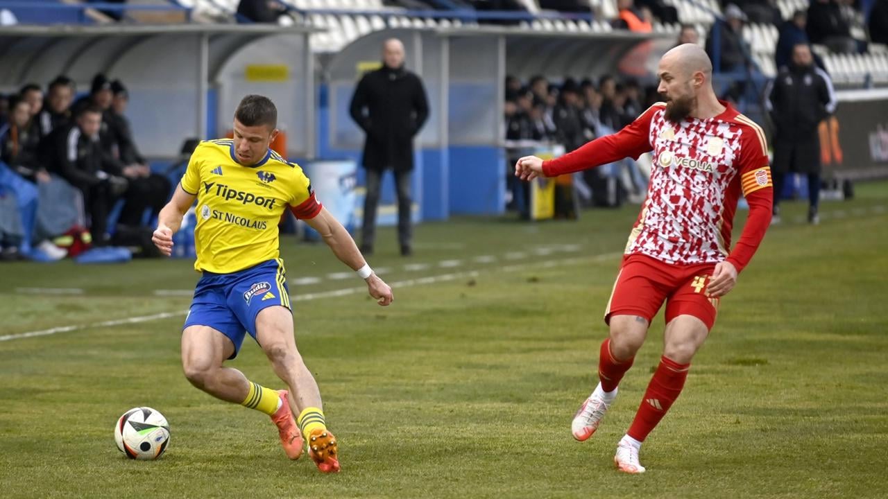 Na snímke zľava Matúš Marcin (Michalovce) a  Ľubomír Willwéber (Banská Bystrica) v zápase 21. kola Niké ligy MFK Zemplín Michalovce - MFK Dukla Banská Bystrica 23. februára 2025 v Michalovciach. FOTO TASR - Roman Hanc