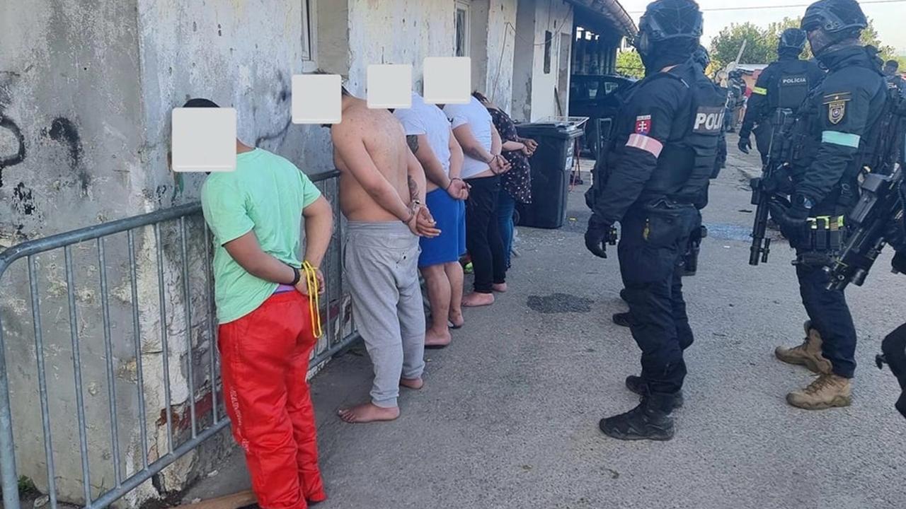 Obvinení muži mali brutálnym spôsobom napadnúť a dobiť 48-ročného muža. Prítomná bola aj žena, ktorá ho mala následne okradnúť.