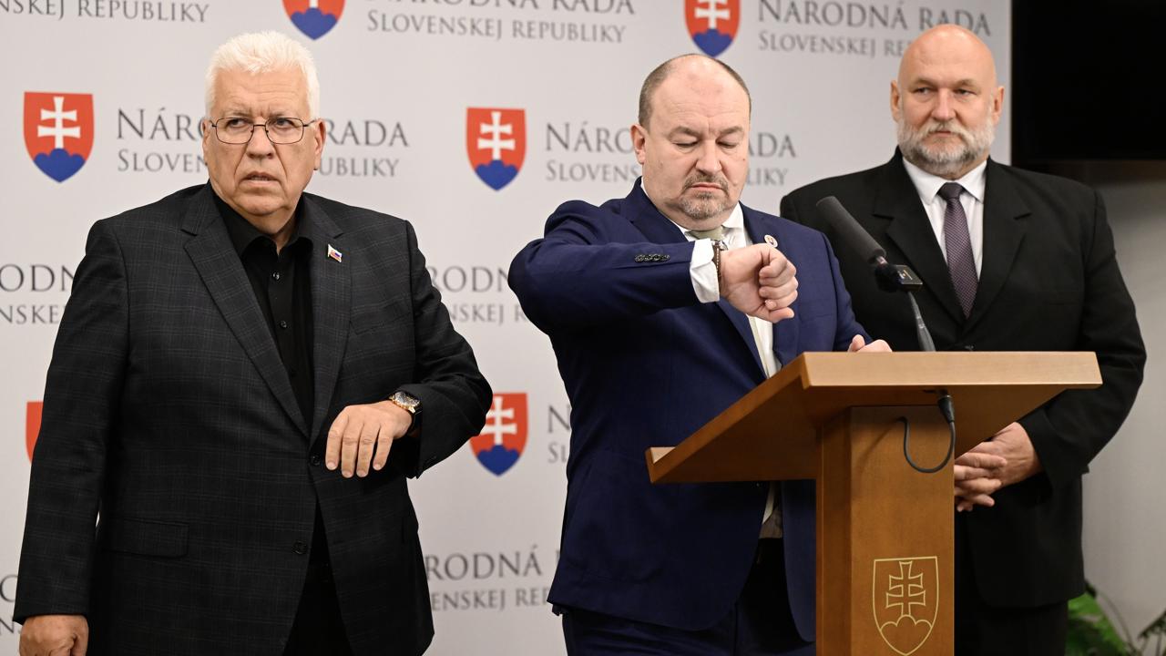 Uprostred poslanec Národnej rady (NR) SR a líder mimoparlamentnej strany Národná koalícia/Nezávislí kandidáti Rudolf Huliak, členovia Národnej koalície a poslanci parlamentu Ivan Ševčík (vpravo) a Pavel Ľupták.