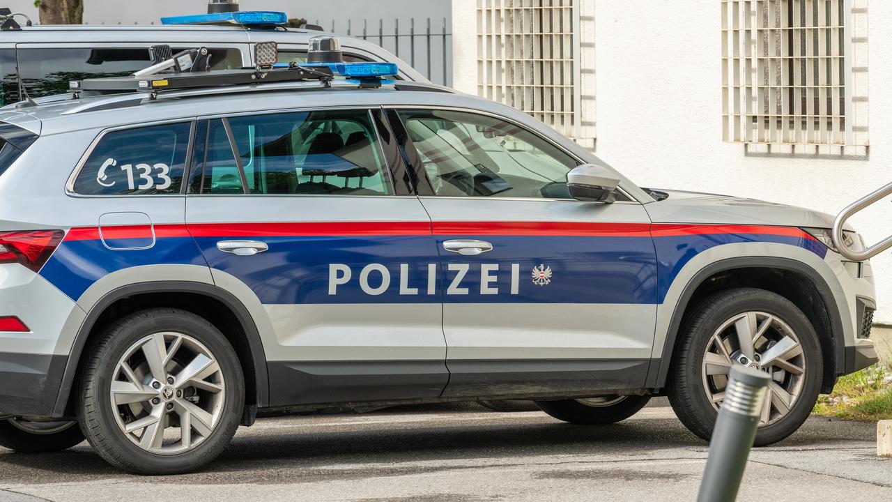 Policajné auto na policajnej stanici.
