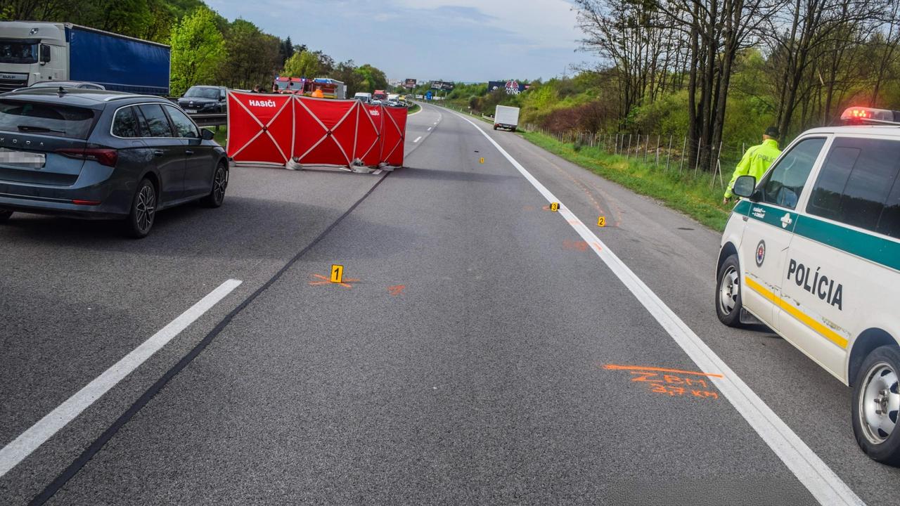 Pri nehode pri Košiciach zomrela chodkyňa, dieťa má ťažké zranenia