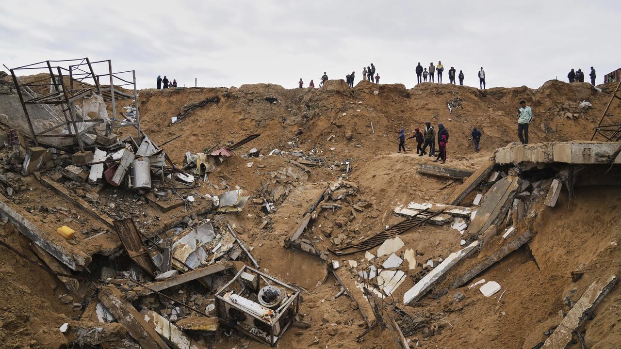 Palestínčania skúmajú trosky  zničeného domu počas izraelského bombardovania Pásma Gazy, v meste Dajr al-Balah 6. apríla 2025.