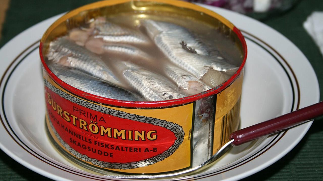 Surströmming je švédske jedlo, ktoré sa vyrába skvasením rybieho mäsa. Vyznačuje sa mimoriadne intenzívnym zápachom.