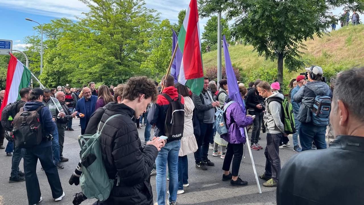 Niekoľko tisíc Maďarov protestovalo v nedeľu v Budapešti proti pripravovanému vládnemu zákonu namierenému proti médiám a občianskym organizáciám prijímajúcim financie zo zahraničia. S odvolaním sa na server 444.hu o tom informuje spravodajca TASR v Budapešti.