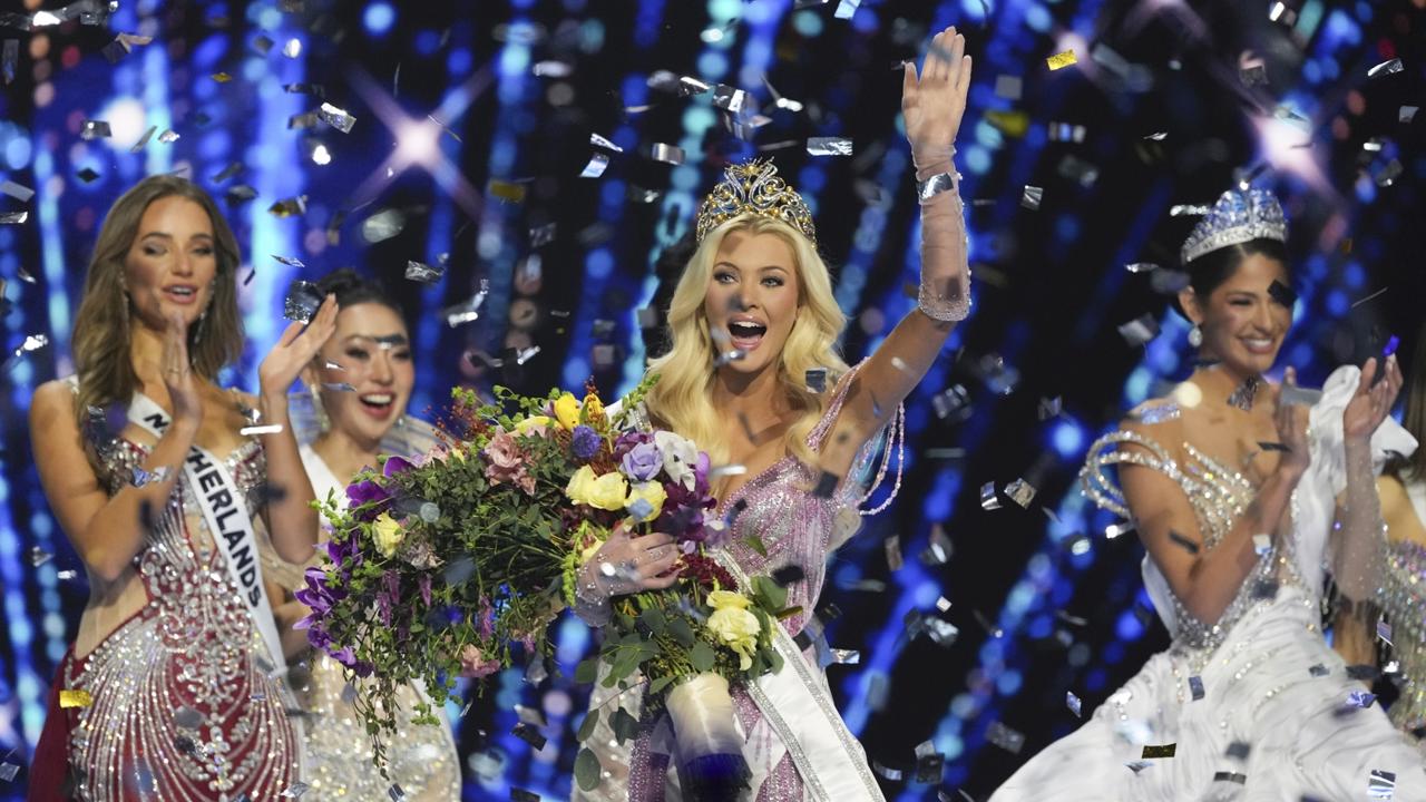 Miss Dánska Victoria Kjaer Theilvigová (uprostred) sa stala víťazkou 73. ročníka súťaže krásy Miss Universe.