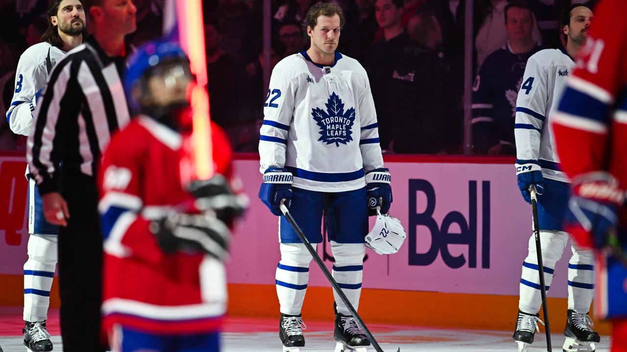 Hokejista Toronta Jake McCabe počas hymny v zápase proti Montrealu Canadiens.