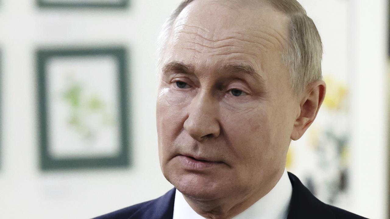 WA 49 Soči - Ruský prezident Vladimir Putin  informuje novinárov o telefonáte s americkým prezidentom Donaldom Trumpom na predmestí Soči v pondelok 19. mája 2025. Telefonát trval viac než dve hodiny. Šéf Kremľa ho označil za úprimný, informatívny a užitočný. Rusko je podľa Putinových slov pripravené spolupracovať s Ukrajinou na memorande o budúcich mierových rokovaniach, ktoré by tiež mohlo zahŕňať otázky budúceho prímeria a zásady urovnania konfliktu. FOTO TASR/AP   

Russian President Vladimir Putin speaks to journalists after his phone talks with U.S. President Donald Trump at the Sirius Park of Science and Art outside Sochi, Russia, on Monday, May 19, 2025. (Vyacheslav Prokofyev, Sputnik, Kremlin Pool Photo via AP)