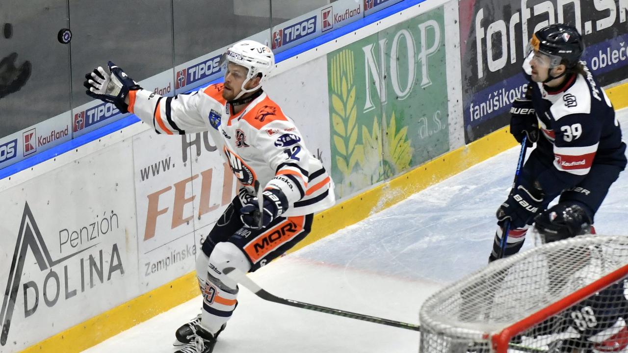 Na snímke zľava Benjamin Johnson (Michalovce) , Liam Pecararo a Austin Ortega (obaja Slovan) v 24. kole hokejovej Tipos extraligy HK Dukla Ingema Michalovce - HC Slovan Bratislava 29. novembra 2024 v Michalovciach. FOTO TASR - Roman Hanc