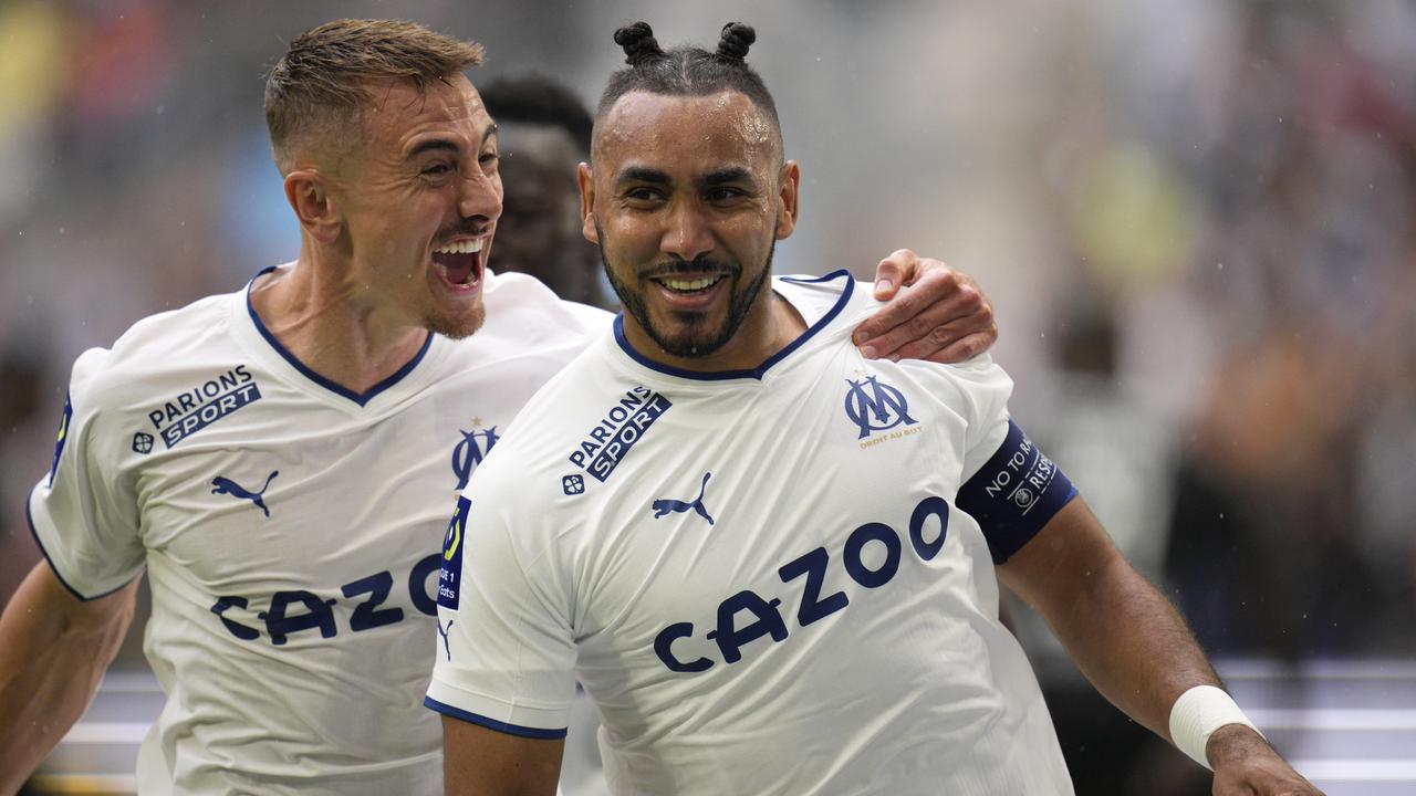 Francúzsky futbalista Dimitri Payet (vpravo) čelí vážnym obvineniam svojej milenky.