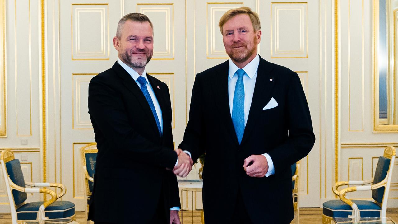 Na snímke zľava prezident SR Peter Pellegrini a holandský kráľ Viliam-Alexander počas ich stretnutia v Haagu 2. decembra 2024. FOTO TASR - Kancelária prezidenta SR