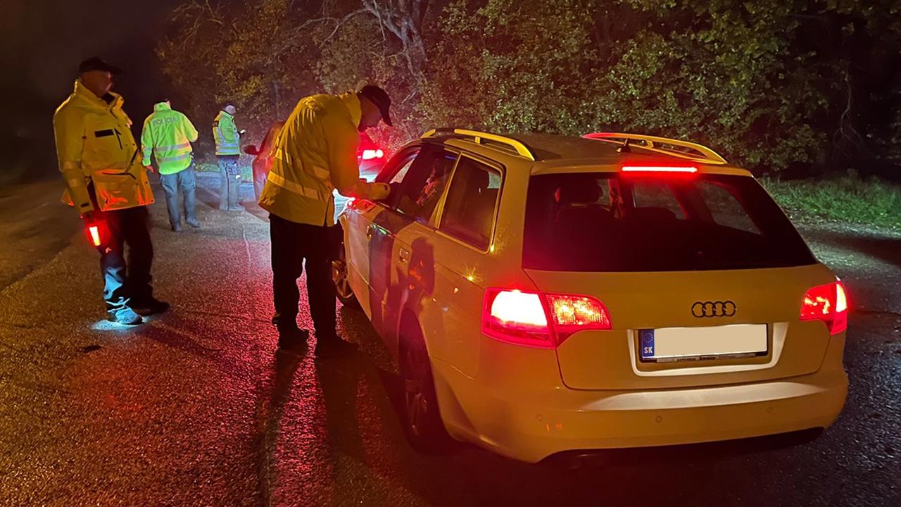 Policajné kontroly po celom Slovensku odhaľujú desiatky opitých vodičov.