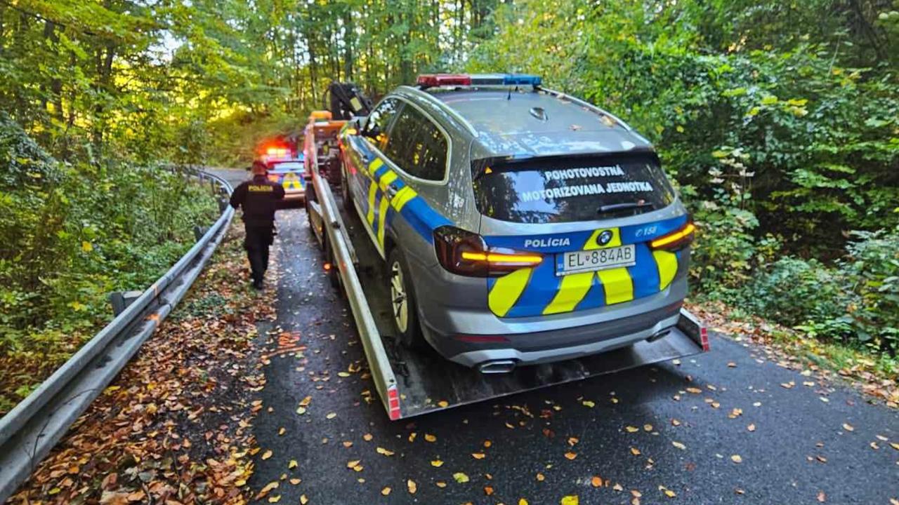 Motorkár so zákazom šoférovania vrazil priamo do policajného auta.