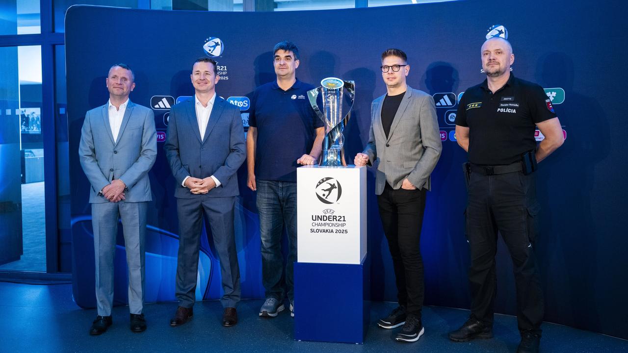 Na snímke zľava predseda predstavenstva Národného futbalového štadióna Pavol Komorník, riaditeľ Komerčnej Enterprise Market divízie SK v spoločnosti Telekom Peter Laco, manažér infraštruktúry štadiónov Marek Majerčák, marketingový riaditeľ Slovenského futbalového zväzu (SFZ) Lukáš Donoval a riaditeľ odboru poriadkovej polície Prezídia Policajného zboru (PZ) Stanislav Hromádka počas tlačovej konferencie pred júnovými Majstrovstvám Európy futbalistov do 21 rokov v Bratislave v stredu 28. mája 2025. Šampionát so 16-timi účastníkmi, ktorý sa bude konať od 11.-do 28. júna, bude vôbec prvýkrát hostiť samostatne jedna krajina. Otváracie stretnutie je na programe 11. júna o 18.00 h. Slovensko nastúpi na Národnom futbalovom štadióne v Bratislave proti Španielsku.