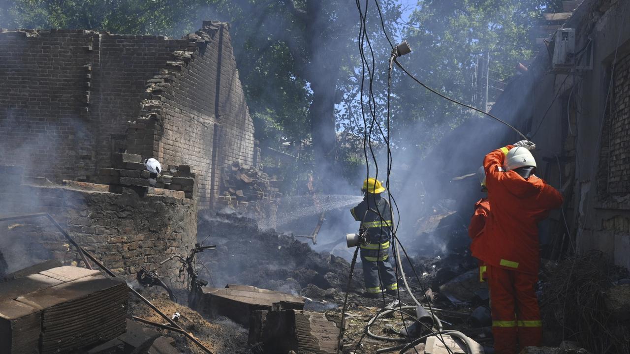 KK37 Odesa - Hasiči zasahujú počas požiaru po ruskom útoku na ukrajinské mesto Odesa 11. júla 2025. FOTO TASR/AP
Emergency services personnel work to extinguish a fire following a Russian attack in Odesa, Ukraine, Friday, July 11, 2025. (AP Photo/Michael Shtekel)