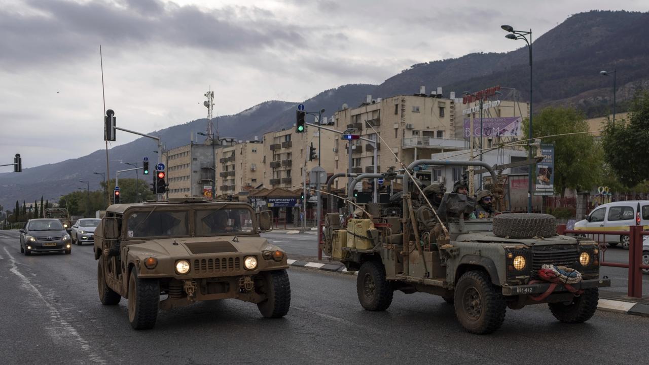 JB 28 Kirjat Šmona - Izraelské vojenské vozidlá prechádzajú na ulici v meste Kirjat Šmona, na severe Izraela 27. novembra 2024 počas začatia prímeria na juhu Libanonu. FOTO TASR/AP

Israeli military vehicles pass vehicles in the city of Kiryat Shmona, northern Israel, Wednesday, Nov. 27, 2024. (AP Photo/Ohad Zwigenberg)