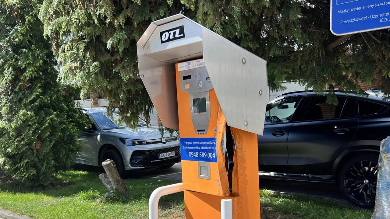 Podľa miestnych to vyzerá, že niekto sa pokúsil dostať k minciam násilným spôsobom. Automat nesie viditeľné známky poškodenia a nie je funkčný.