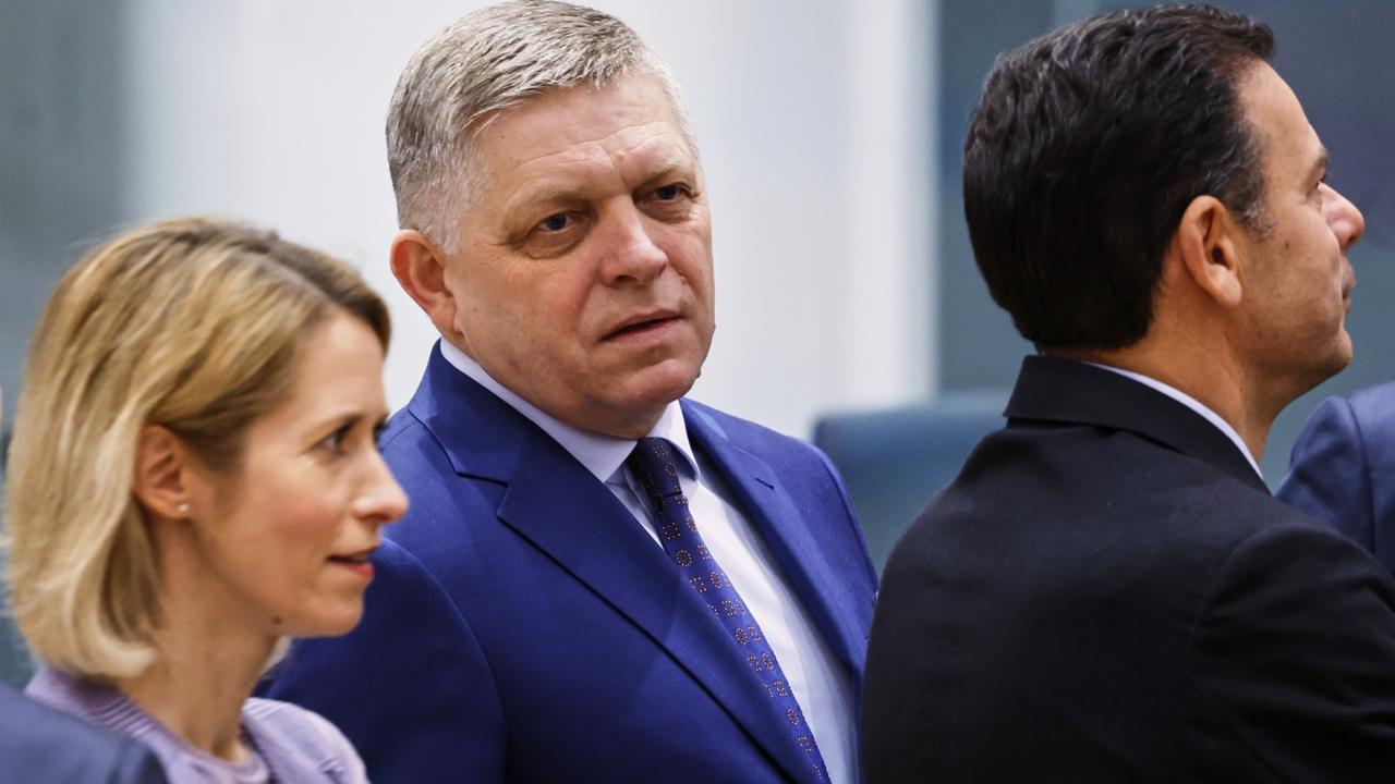 Slovenský premiér Robert Fico (uprostred) a šéfka európskej diplomacie Kaja Kallasová prichádzajú na summit EÚ v Bruseli vo štvrtok 20. marca 2025.