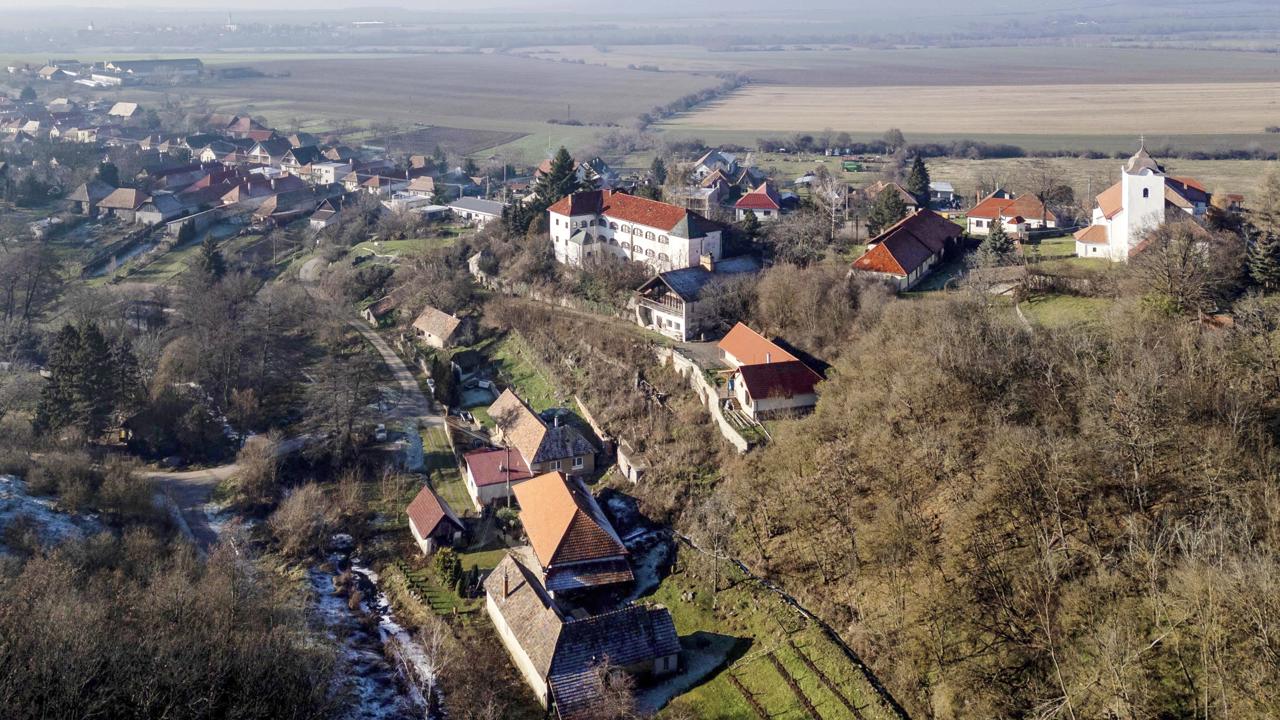 Pečenice, obec severovýchodne od Levíc na južnom okraji Štiavnických vrchov.