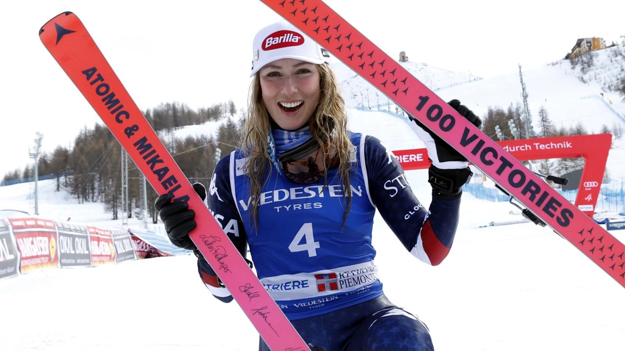 Mikaela Shiffrin oslavuje sté víťazstvo vo Svetovom pohári v talianskom Sestriere.