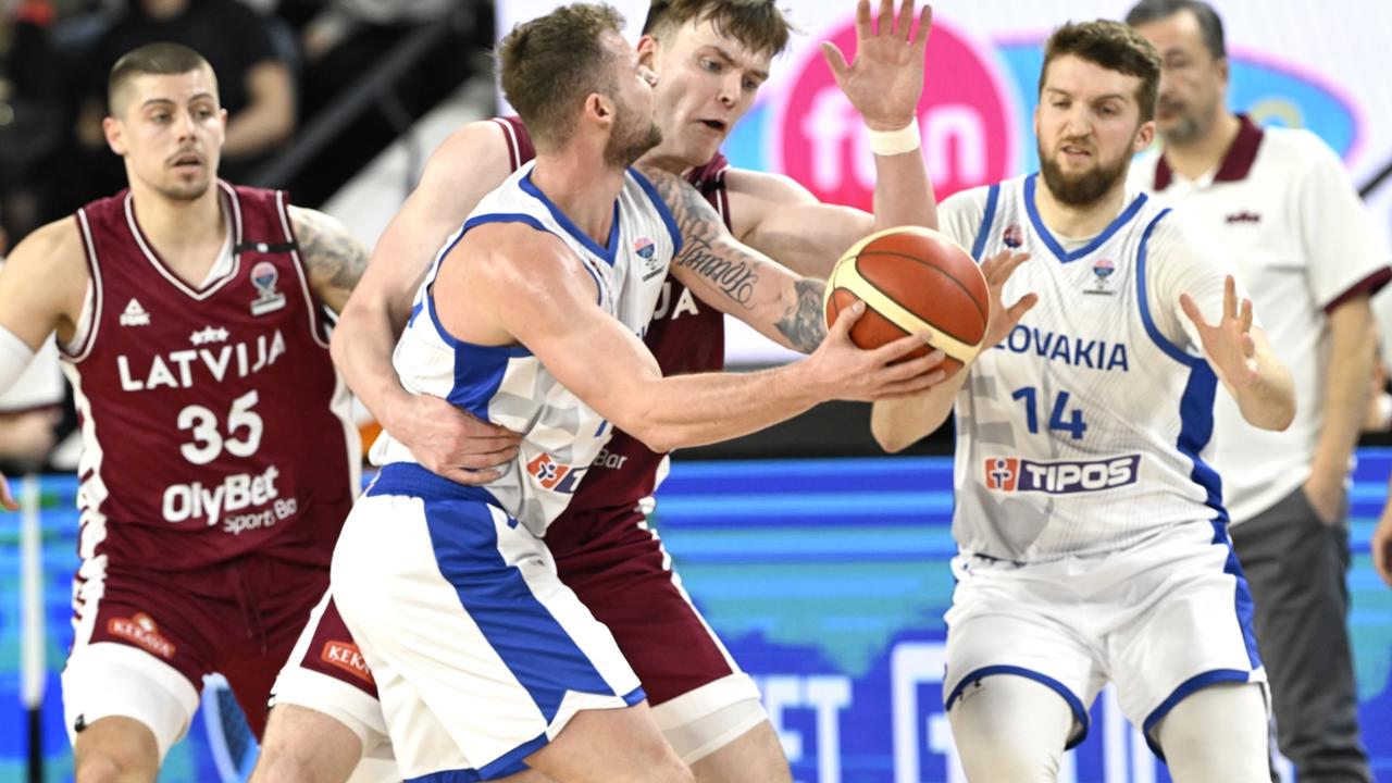 Na snímke v popredí zľava Jakub Mokráň (Slovensko), Marcis Šteinbergs (Lotyšsko) a David Abraham (Slovensko) počas zápasu C-skupiny kvalifikácie ME 2025 v basketbale Slovensko – Lotyšsko.