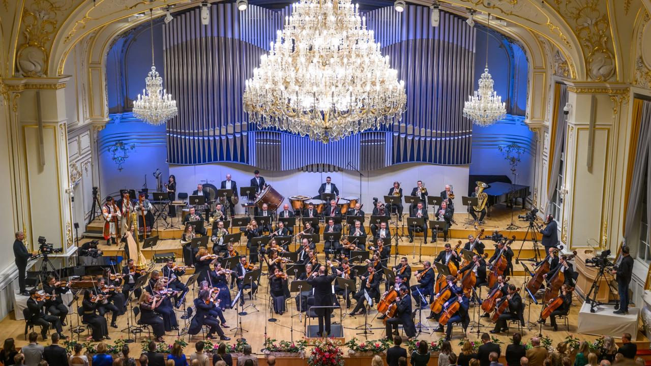 Na snímke Slovenská filharmónia (SF) hrá novú verziu štátnej hymny SR počas novoročného koncertu Slovenskej filharmónie v Bratislave 1. januára 2025. FOTO TASR - Jaroslav Novák
