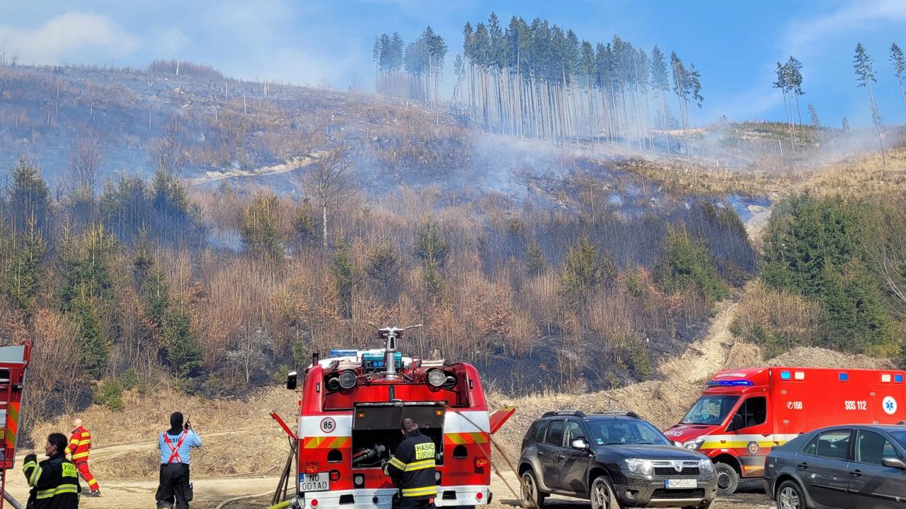 Zásah hasičov pri požiari lesa v Oravskej Jasenici.