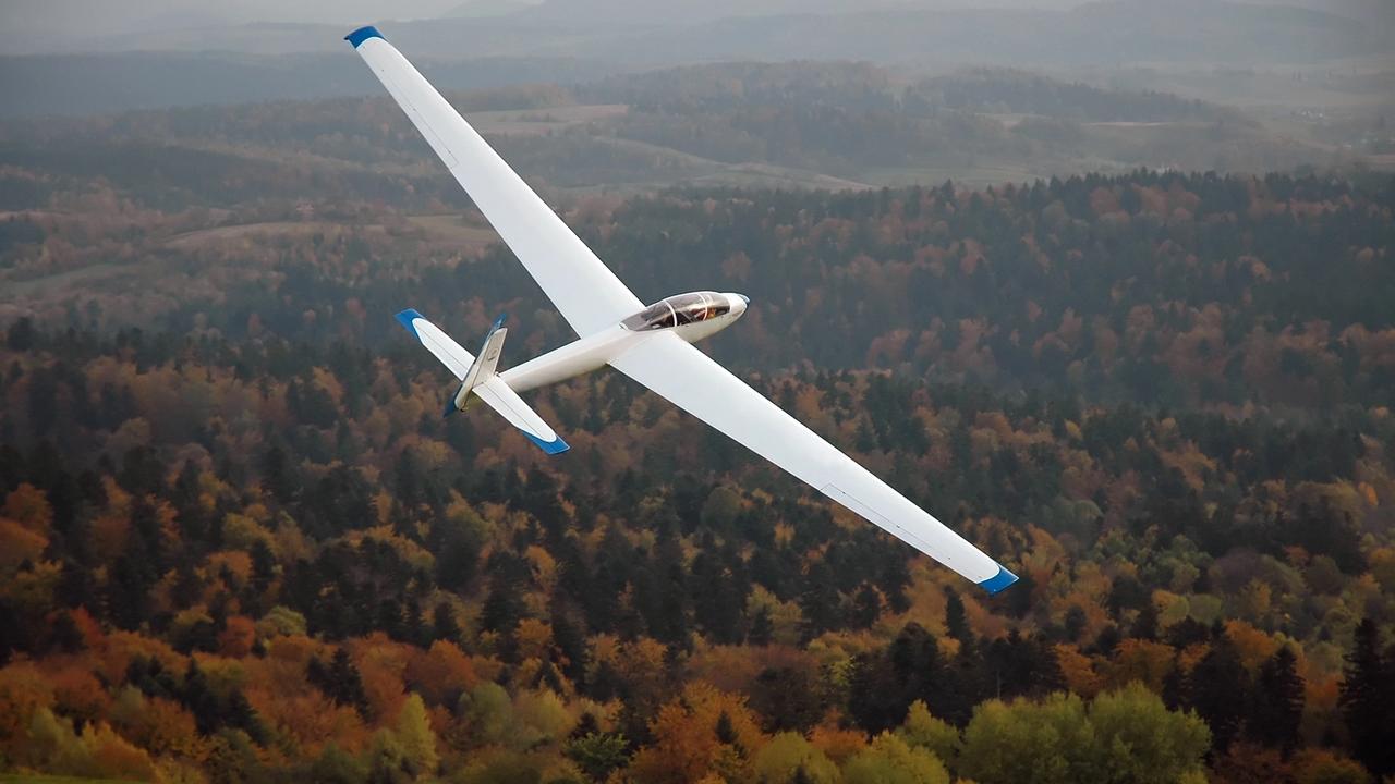 V stredu popoludní spadol v obci Veľký Kýr bezmotorový vetroň. 40-ročný maďarský pilot nezvládol manéver a zrútil sa na pole, pričom poškodil káble vysokého napätia a spôsobil výpadok elektriny v obci. (ilustračné foto)