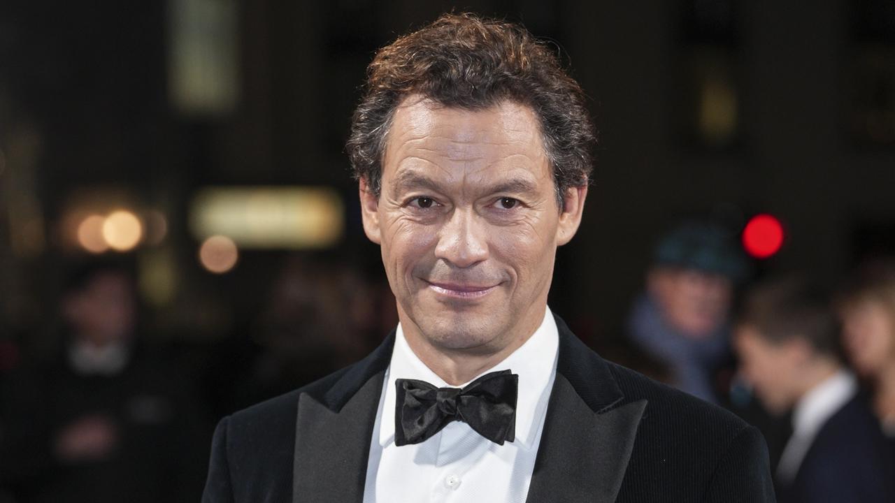 Herec Dominic West, ktorý stvárnil princa Charlesa, pózuje počas príchodu na svetovú premiéru piatej série seriálu Koruna o britskej kráľovskej rodine v Londýne v utorok 8. novembra 2022.