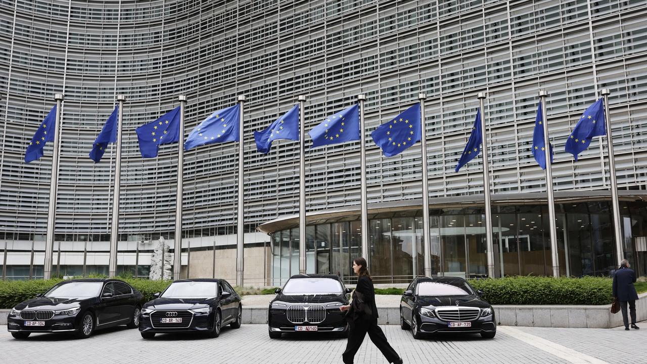 WA 27 Brusel - Na snímke vlajky Európskej únie (EÚ) vejú pred sídlom EÚ v Bruseli v utorok 27. mája 2025.
European Union flags flap in the wind as a woman walks past diplomatic vehicles outside of EU headquarters in Brussels, Belgium, Tuesday, May 27, 2025. (AP Photo/Omar Havana)