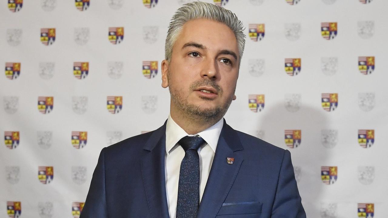 Predseda Košického samosprávneho kraja (KSK) Rastislav Trnka počas mimoriadneho brífingu v súvislosti so zásahom NAKA pre kauzu predraženého nájmu.