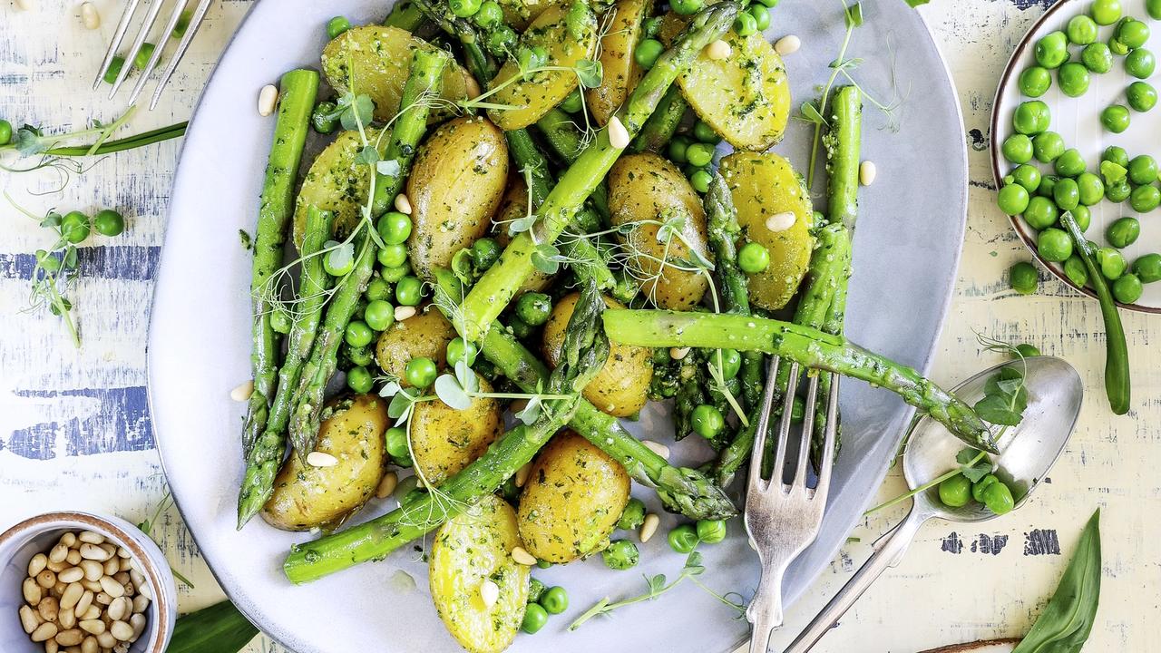 Jarné šaláty obsahujú sezónne ingrediencie, ako sú mladé bylinky, špargľa, rukola, špenát, zelené fazuľky a ďalšie čerstvé zeleniny, ktoré sú bohaté na živiny a majú výbornú chuť. Sezónne produkty sú nielen chutné, ale aj bohaté na vitamíny a minerály, ktoré podporujú naše zdravie.