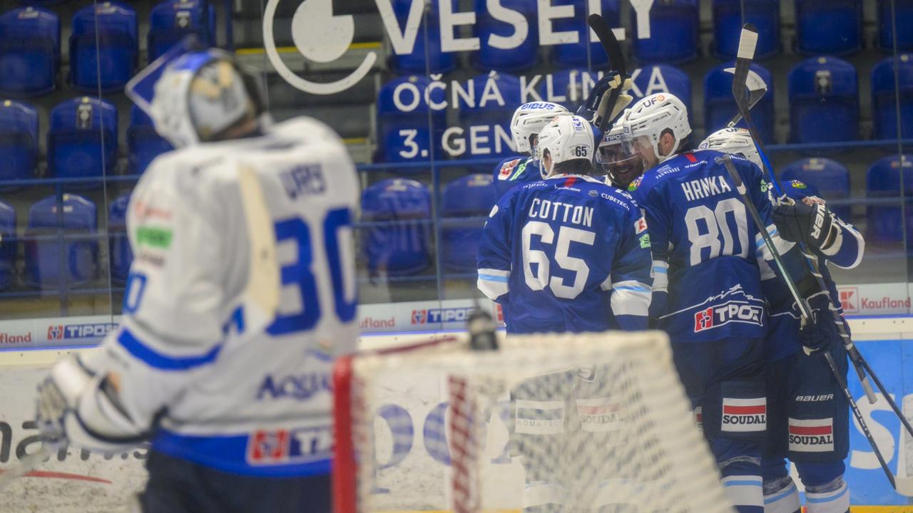 Na snímke radosť hokejistov Nitry z gólu v zápase 3. kola hokejovej Tipos Extraligy medzi HK Poprad - HK Nitra 24. septembra 2024 v Poprade. FOTO TASR - Veronika Mihaliková