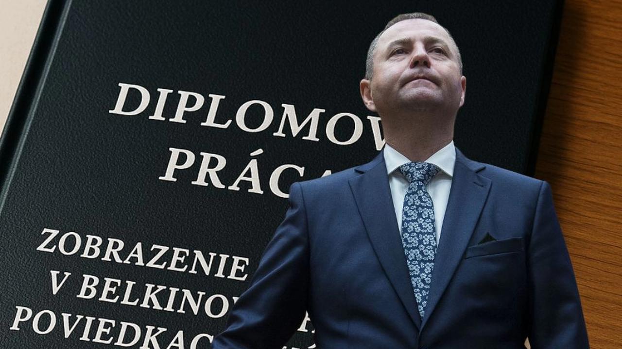 Na ilustračnej fotokoláži poslanec za Smer Marián Kéry a v pozadí diplomová práca.
