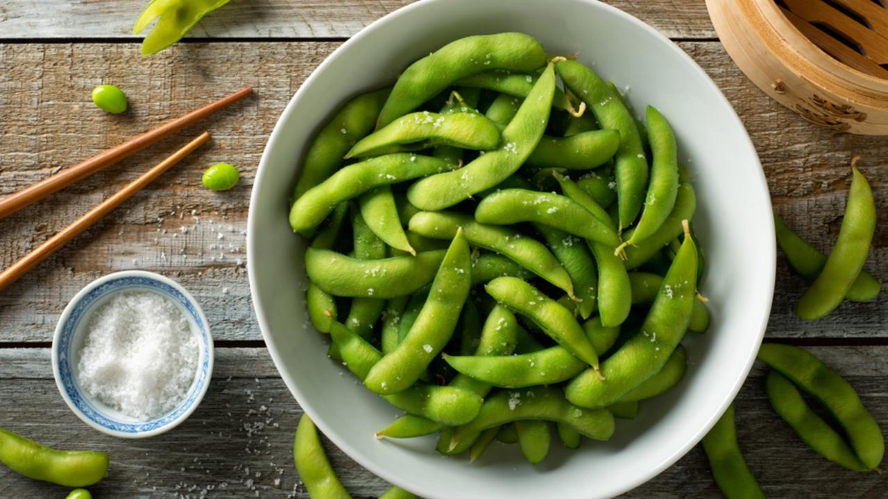 Fresh,Steamed,Edamame,Sprinkled,With,Sea,Salt,On,A,Rustic