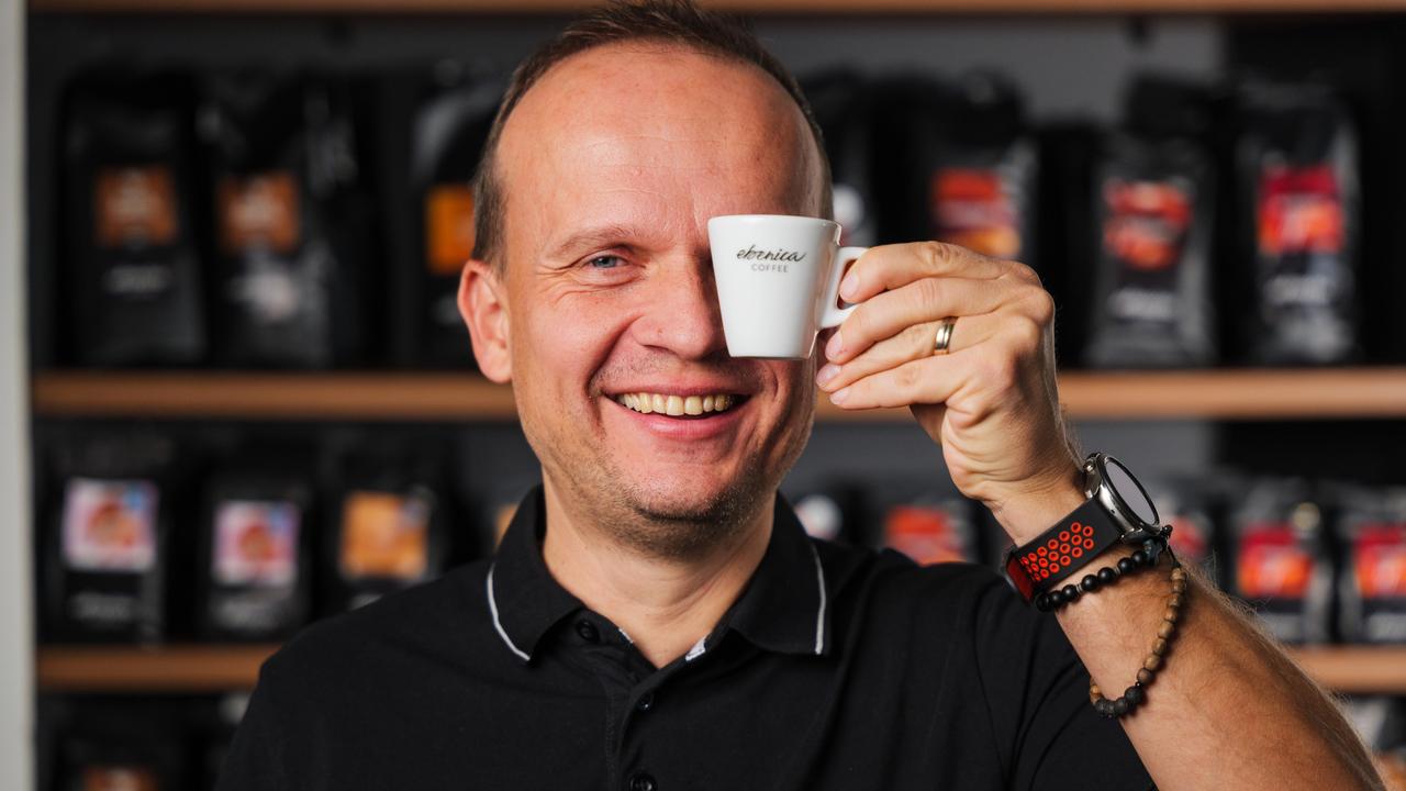 Kávu milujú stámilióny ľudí. Je lepšie liať do nej mlieko, alebo kávu do mlieka?